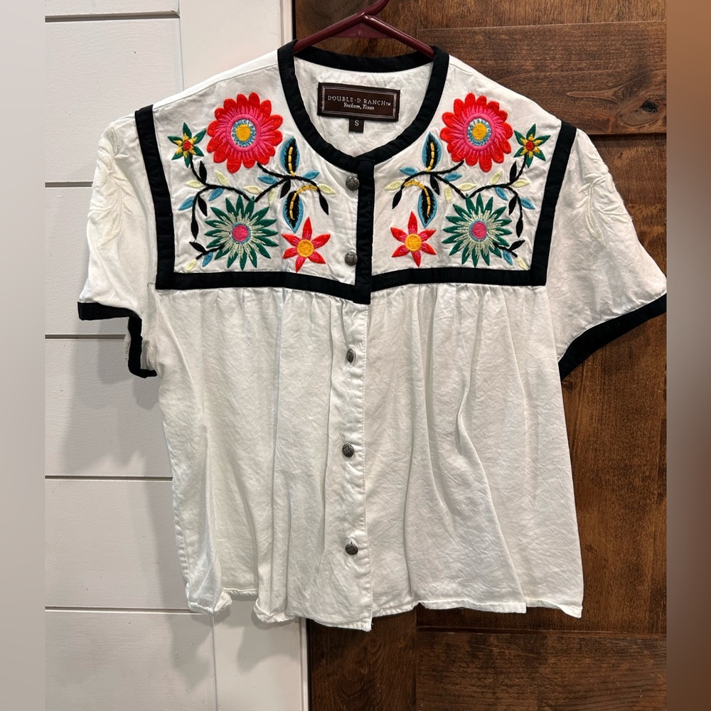 Double D Ranch Embroidered Floral Top Small